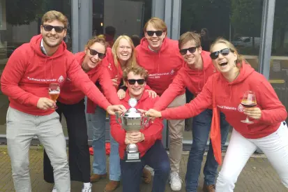 Een groep studenten spelen de The introduction game tijdens een geslaagde introductieweek